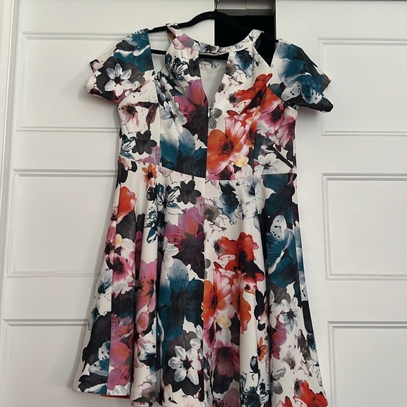 Short sleeves floral dress with shoulders cut-out. - Picture 5 of 6